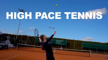 Der Aufschlag eines Tennisspielers. Darüber der weisse Schriftzug: High Pace Tennis.